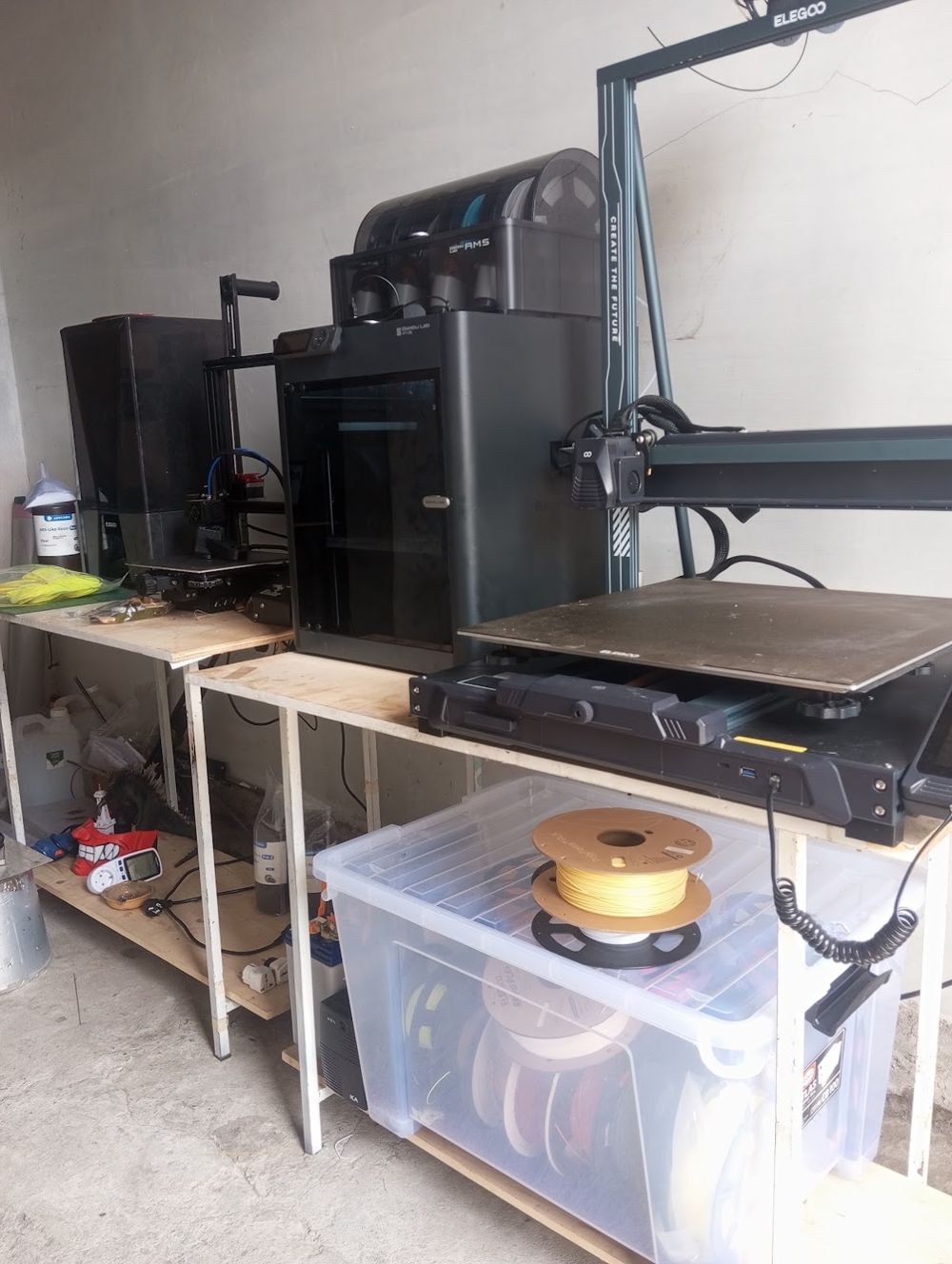 Deretan printer 3D di workshop SilverEdge 3D