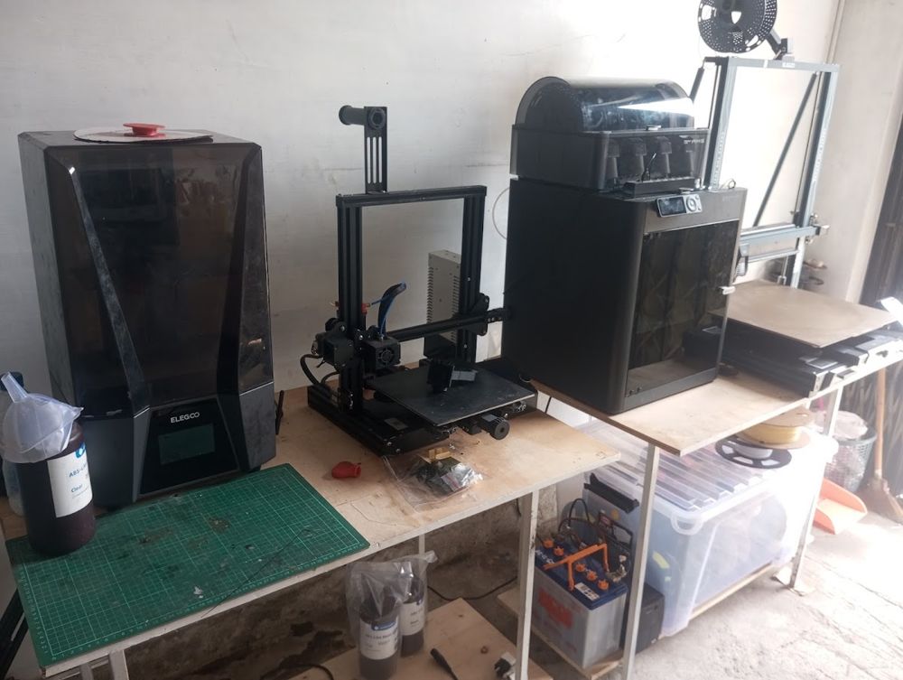 Printer 3D di meja kerja workshop