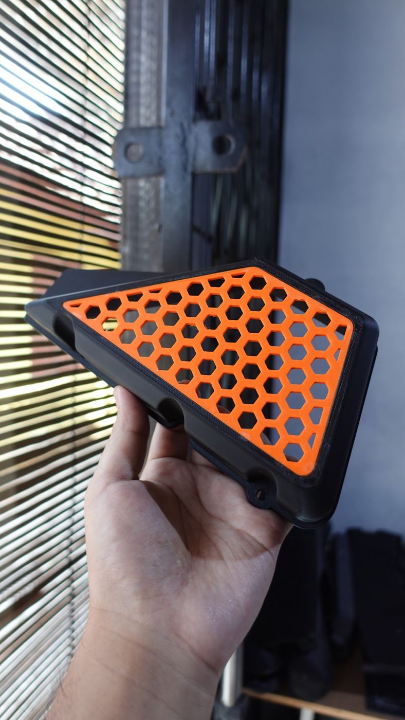 Part dua warna pola honeycomb hasil cetak SilverEdge 3D