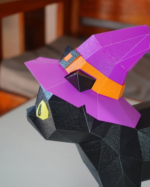 Patung kucing low-poly multi-warna