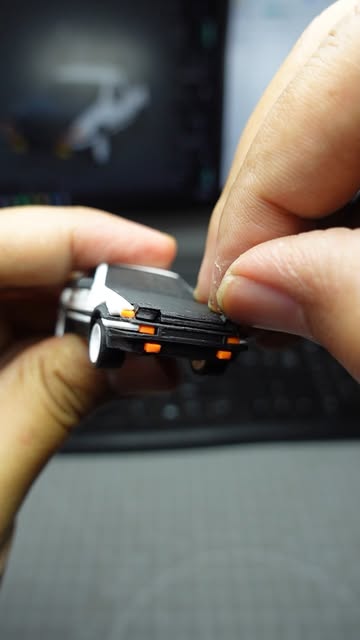 Miniatur AE86 dipegang di ujung jari